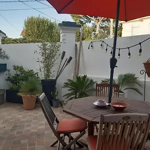 Grand Avec Patio Apartment
